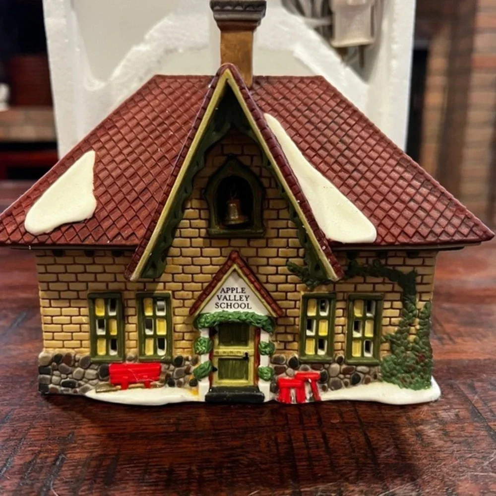 Dept 56 Apple Valley School New England Village Lighted House‎ W/ Cord and box